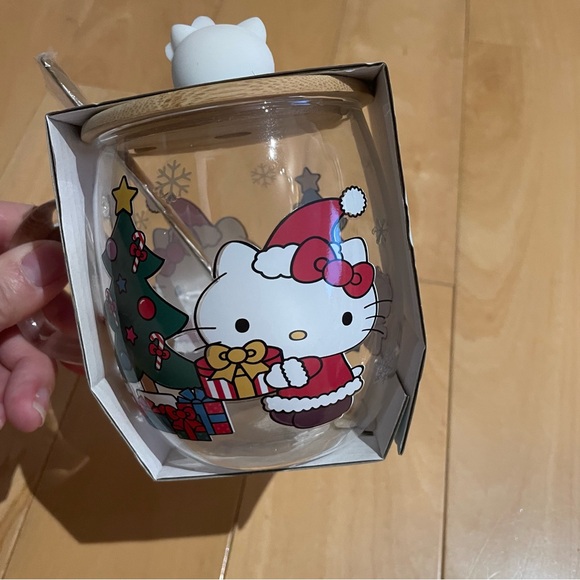 New hello kitty holiday mug with lid and spoon - Picture 5 of 6